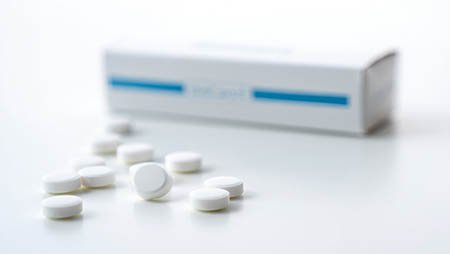 Таблетки на столе и их коробка